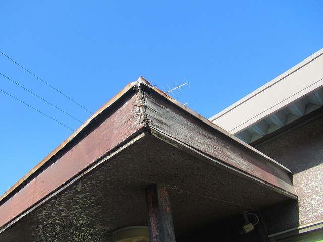 韮崎市で破損した破風のカバー工事と塗装を行いました！！