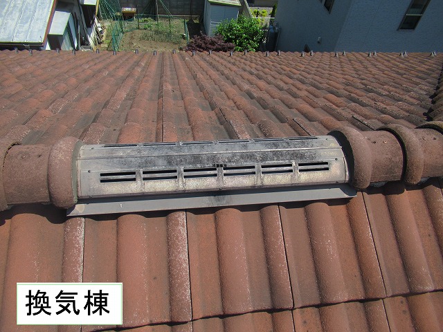 甲府市のモニエル瓦の屋根を現場調査し、ビスの抜け落ちを確認しました