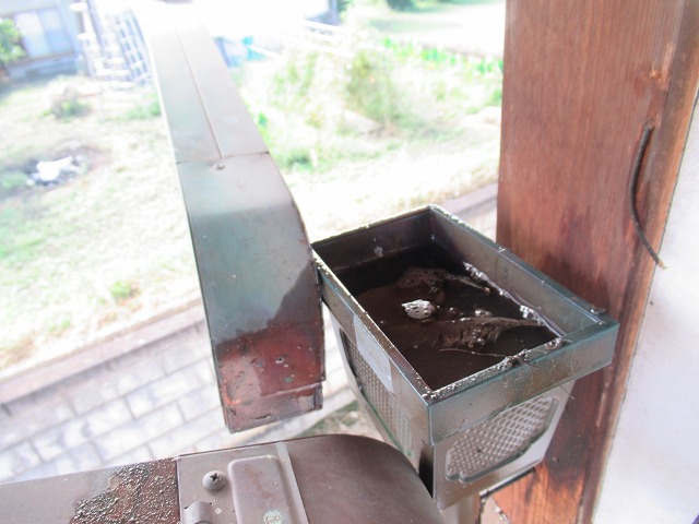 南アルプス市で銅製の雨樋の詰まりを撤去・清掃致しました