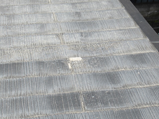 南アルプス市で屋根点検を行い、スレート材の割れや棟板金のクギ浮きを発見しました！