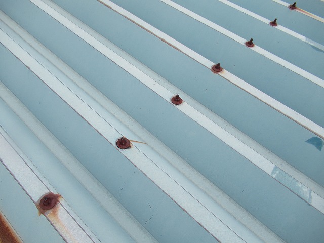 富士川町でサビが出始めた車庫の折半屋根にビスカバーを設置しました！