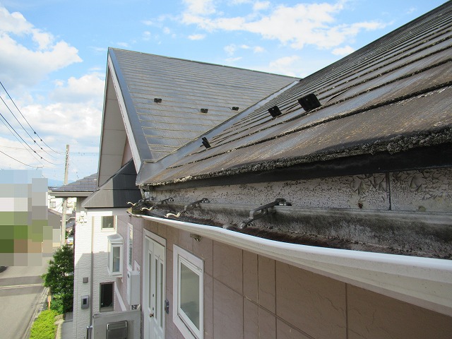 甲府市で雨漏れがあり屋根点検を実施！谷板金下の破風と雨樋の結合部破損が原因でした