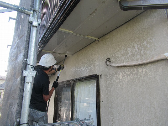 南アルプス市の築30年の住宅で屋根塗装・外壁塗装作業がスタートしました。