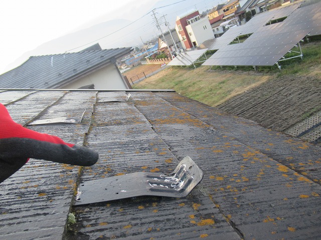 甲府市のコロニアル屋根で雪止めの破損を発見しました