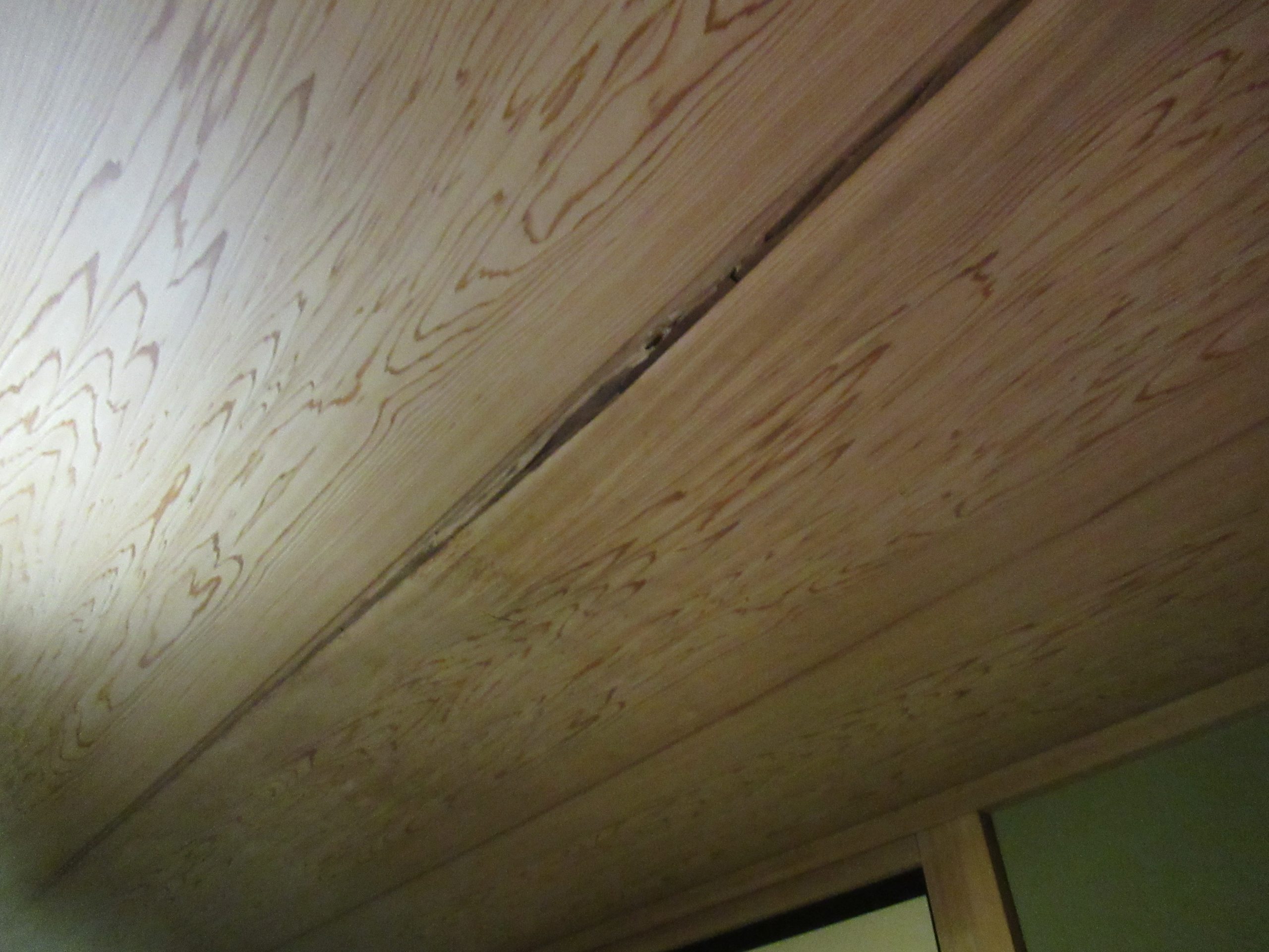 甲府市で雨漏れが発生し、原因は屋根漆喰の劣化と判明しました！
