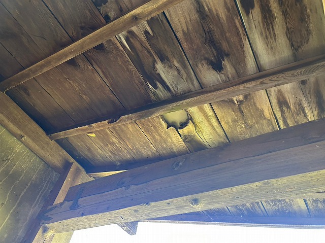 山梨市の築70年以上のお蔵のひさし屋根が経年劣化により雨漏れ