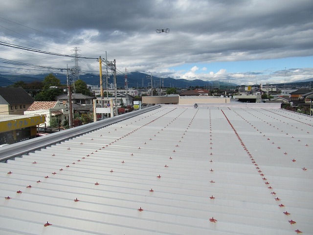 昭和町で劣化が始まったマンションの折半屋根の調査を行いました！