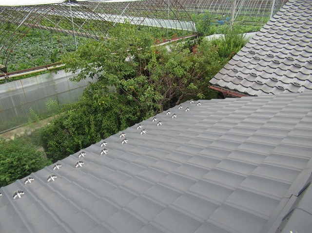 山梨市で塗膜が剝れたガルバリウム鋼板の屋根塗装の見積もりに伺いました