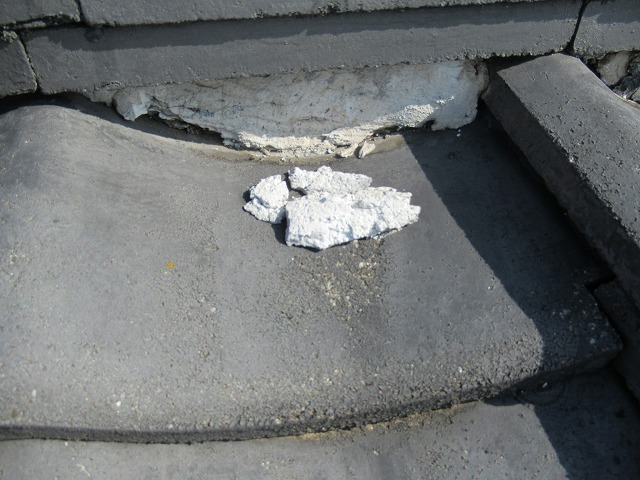 甲府市のセメント瓦の屋根で漆喰の破損を発見しました
