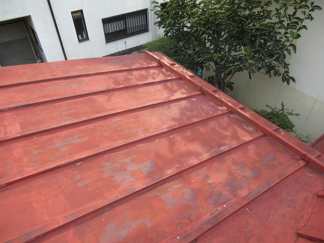 韮崎市で劣化した瓦棒屋根の現地調査に伺いました