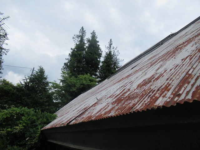 甲州市の築60年の古民家でトタン屋根の調査を行いました