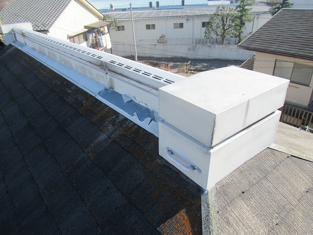 甲府市で棟板金の塗膜が剥がれたスレート屋根のお見積もりに伺いました