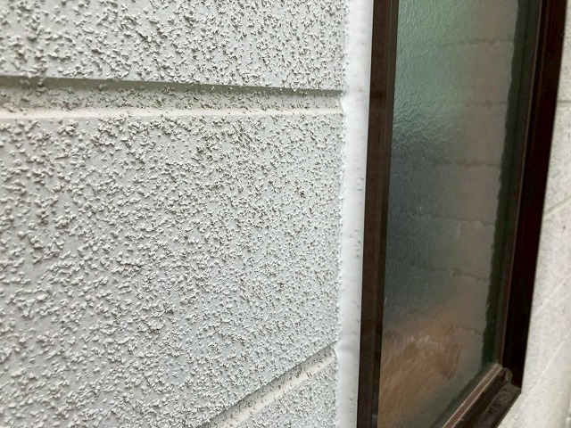 窓脇目地の施工完了