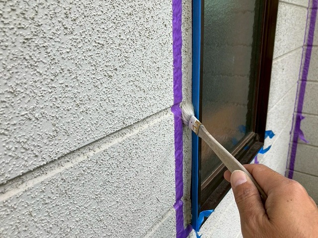窓脇目地へのプライマー塗布