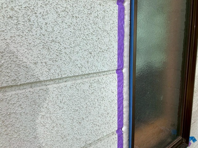 窓脇目地の充填作業