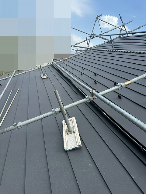 南アルプス市で屋根葺き替え工事（瓦からSGL）を行う様子