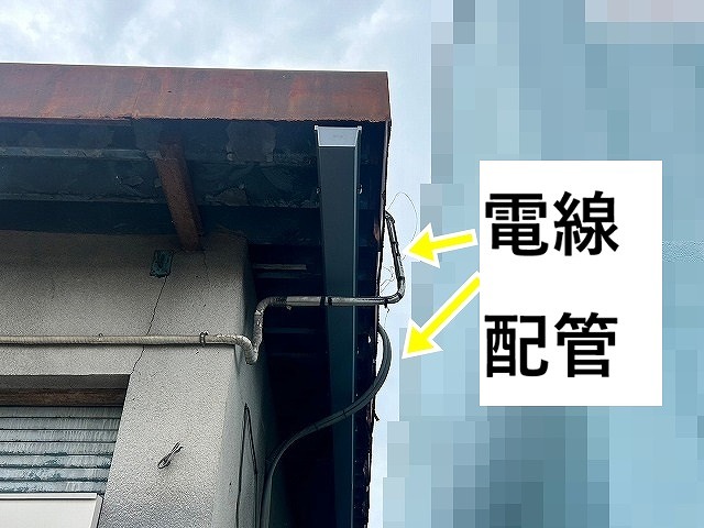 甲府市　軒樋に電線が通っている