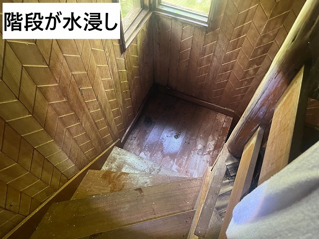 山中湖村で剥がれ多数のアスファルトシングル屋根から雨漏れがあり雨養生を実施