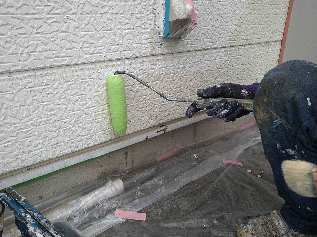 韮崎市　外壁塗装工事　下塗り　ファイン浸透シーラー