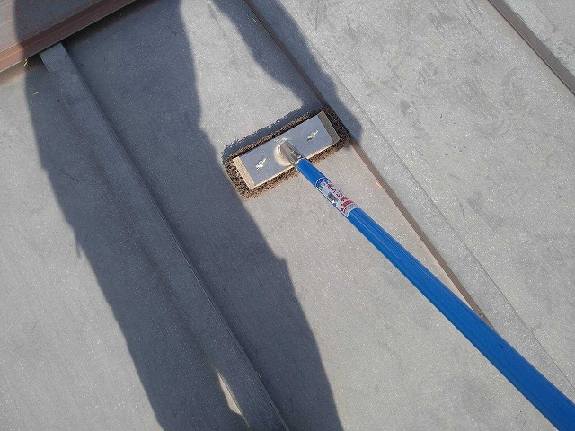 韮崎市の倉庫の金属屋根をあしつけ棒でケレンし、錆び止め剤を塗布しました