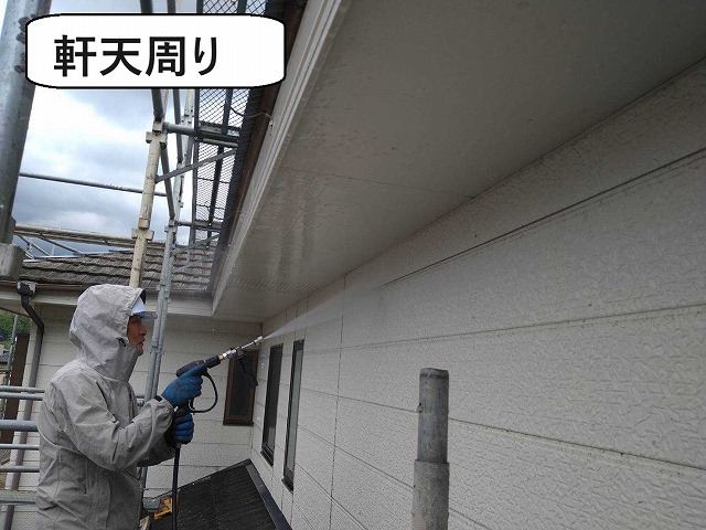 韮崎市で倉庫の金属屋根と外壁を、塗り替え前の下地処理の一環として高圧洗浄を行ないました