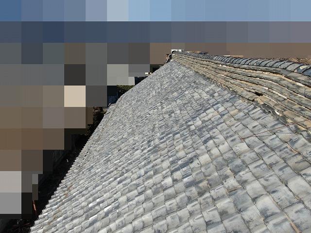 南アルプス市で屋根葺き替え工事（瓦からSGL）を行う様子