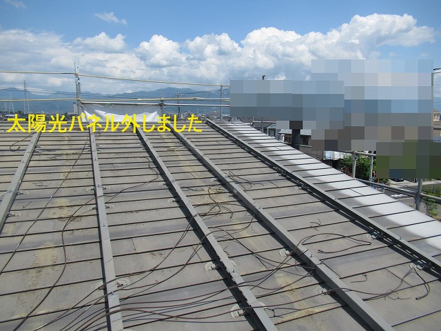 甲府市の雨漏れ屋根の屋根カバー工事に伴い、太陽光発電パネルを外し保管場所に輸送しました