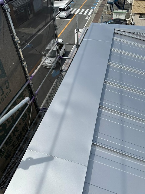 甲府市の店舗でのガルバリウム鋼板立平葺きによる屋根カバー工法(SGL・ニクスカラープロ)
