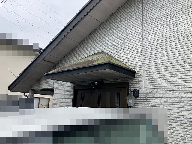 南部町　玄関屋根　庇　板金錆び