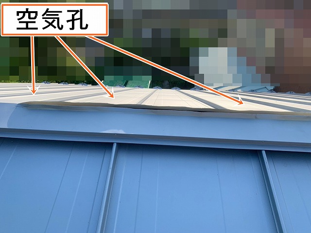 南部町　雪止め・換気棟を新設し屋根カバー工事！玄関上(庇)も板金を増し張りカバー