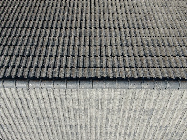 韮崎市でモニエル瓦屋根の調査依頼があり、塗装と葺き替えの2パターンをご提案