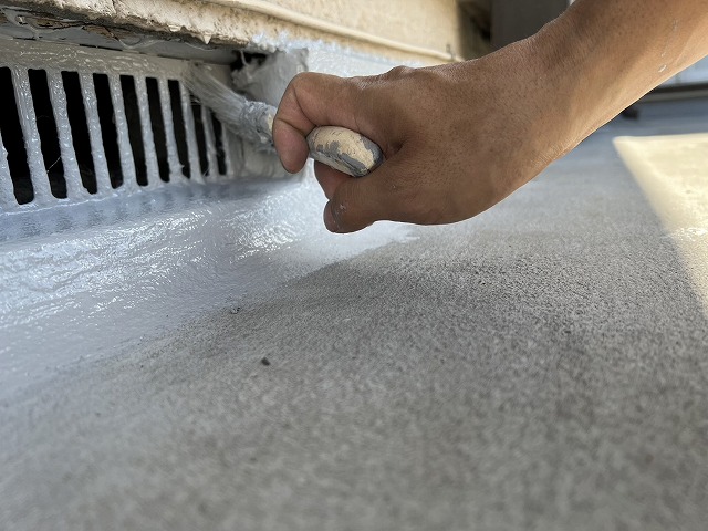 甲府市の屋上付きオフィス様の陸屋根をトップコート防水工事し、階下への雨漏れを予防