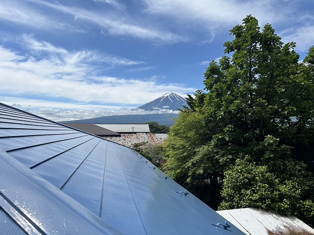 富士河口湖町　富士山と屋根塗装工事をした平屋邸宅