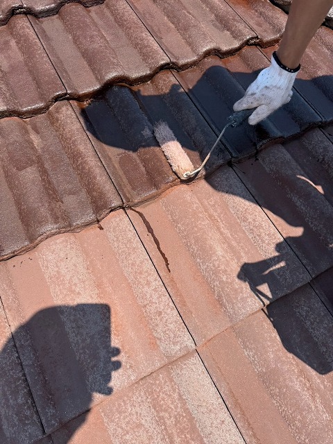 甲府市でモニエル瓦の塗り替えの下塗りにファインパーフェクトベスト強化シーラー！