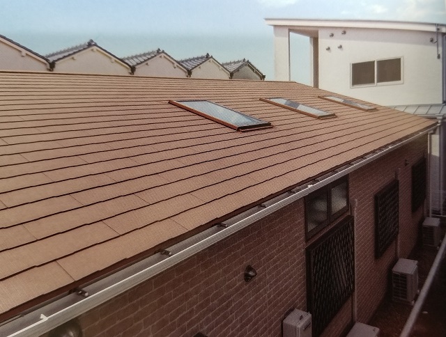 ケイミューROOF1710屋根材総合カタログコロニアル遮熱グラッサ施工例（p67上部）天窓