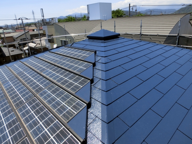 写真AC　屋根の上のソーラーシステム