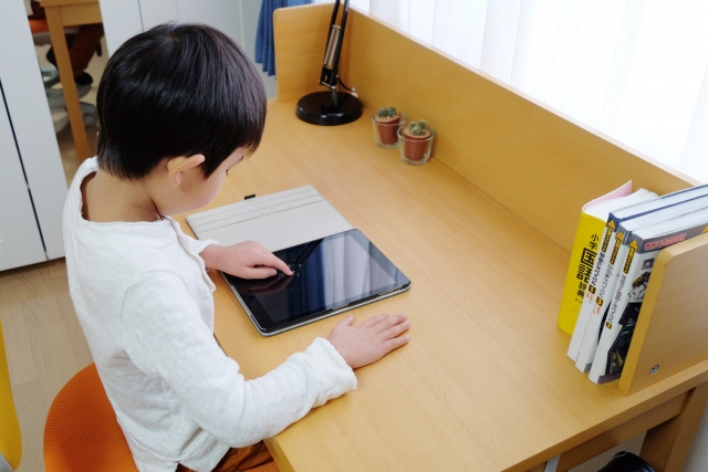 写真AC　タブレットで勉強する子供　学習机　