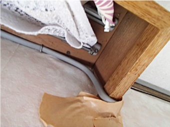雨漏りしている部屋では、水が染み出す箇所にガムテープが貼られています